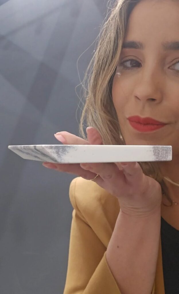 Lais Luz showing shark nose edge profile on a porcelain.